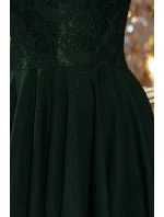 Tmavě zelené dámské šaty s delším zadním dílem a krajkovým výstřihem model 6839184