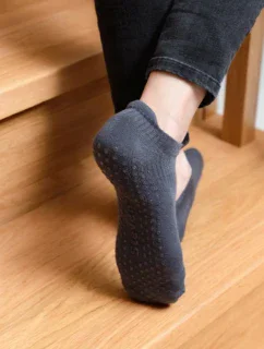 Polofroté dámské ponožky s protiskluzovou úpravou ABS 135