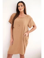 Šaty s kapsami a přívěskem Velbloud