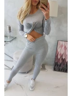 Souprava s řasením na halence šedé barvy Souprava s řasením na halence šedé barvy