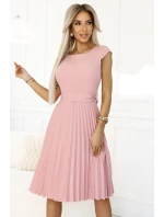 311-19 LILA Klasické plisované šaty s krátkými rukávy a páskem - PUDRAL ROSE