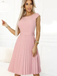 311-19 LILA Klasické plisované šaty s krátkými rukávy a páskem - PUDRAL ROSE