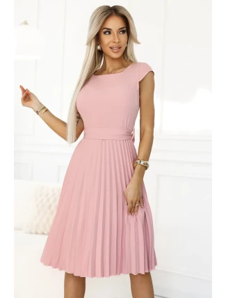 311-19 LILA Klasické plisované šaty s krátkými rukávy a páskem - PUDRAL ROSE