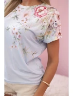 Dámská bavlněná blůza s krátkým rukávem a květinovým potiskem modrá Dámská bavlněná blůza s krátkým rukávem a květinovým potiskem modrá