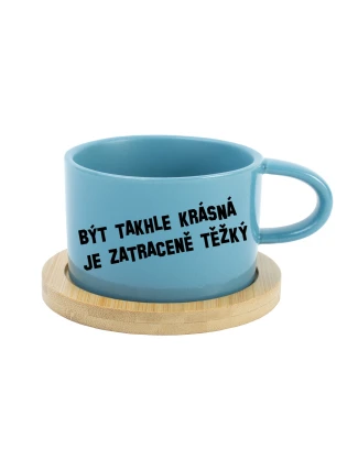 BÝT TAKHLE KRÁSNÁ JE ZATRACENÉ TEŽKÝ - modrý hrníček makronka 200 ml