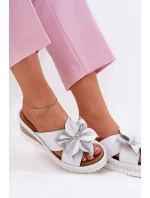 Kožené Dámské Klapky Na Platformě S Ozdobným Květem Artiker Bílá-Stříbrná 54C0538