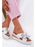 Kožené Dámské Klapky Na Platformě S Ozdobným Květem Artiker Bílá-Stříbrná 54C0538