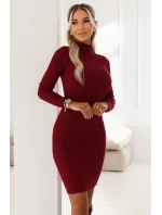 652-1 Elegantní vypasované svetrové šaty s rolákem, krásně zvýrazňující postavu - bordó