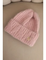 Dámská zimní čepice z huňaté pleteniny a s elegantním knoflíkem pudrově růžová