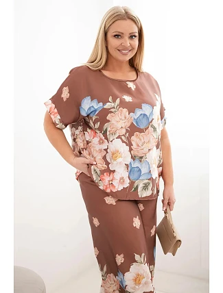 Dámský komplet Plus Size s halenkou a kalhotami s květinovým vzorem a širokou nohavicí hnědý