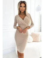 387-6 Přiléhavé šaty s obálkovým výstřihem a dlouhými rukávy - béžové