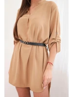 Šaty s delšími zády a páskem světle camelová