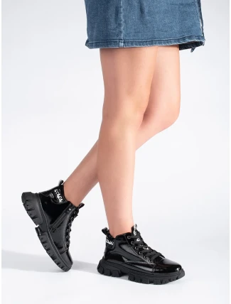 Trendy černé kotníčkové boty dámské na plochém podpatku Trendy černé kotníčkové boty dámské na plochém podpatku