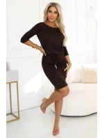 13-169 Sportovní midi šaty s kapsami a zavazováním v pase - čokoládově hnědé