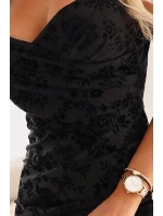 645-1 Přiléhavé maxi šaty s obálkovým výstřihem a rozparkem - černé s elegantním vzorem