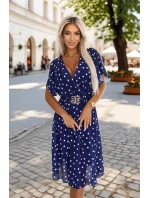 604-4 Smyslné bílé hráškové šaty s obálkovým výstřihem a ozdobným páskem - tmavě modré