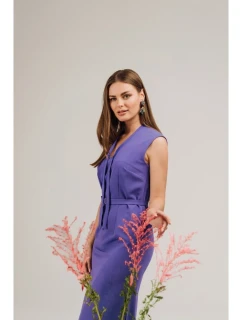 S410 Šaty áčkového střihu s vázáním a výstřihem do V - fialové