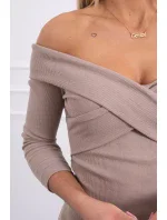 Přiléhavé šaty s výstřihem do V tmavě béžové barvy