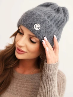Dámská zimní čepice z nadýchané pleteniny a s elegantním knoflíkem tmavě šedá