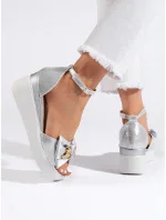 Pěkné dámské stříbrné sandály na klínku Pěkné dámské stříbrné sandály na klínku