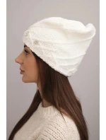 Dámská zimní čepice z vlny s ozdobnými zirkony a pleteným vzorem K396 bílá