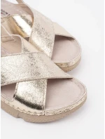 Moderní zlaté dámské  sandály na plochém podpatku