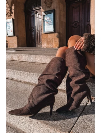 Zmačkané kozačky na jehlovém podpatku z eko semiše vyhřívané čokoládové Mavella