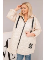 Dámská bunda Plus Size prošívaná s kapucí a nápisem HOPE světlá béžová Dámská bunda Plus Size prošívaná s kapucí a nápisem HOPE světlá béžová