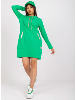 Zelené šaty s cesmínovými kapsami
