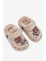 Dětské pěnové pantofle zateplené kožíškem s ozdobnými připínkami – khaki