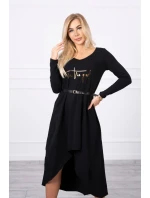 Šaty s ozdobným páskem a nápisy černé barvy Šaty s ozdobným páskem a nápisy černé barvy