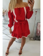 Šaty s odhalenými rameny a krajkou červené barvy