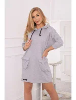 Šedé šaty s kapucí