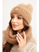Dámský set čepice a zimního šály huňatý s ozdobným emblémem camelový