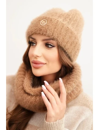 Dámský set čepice a zimního šály huňatý s ozdobným emblémem camelový