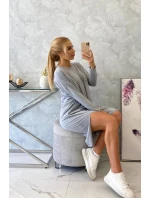 Nadměrné šedé šaty