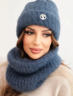 Dámská souprava čepice a zimní huňatý nákrčník s ozdobným emblémem jeansový kolor
