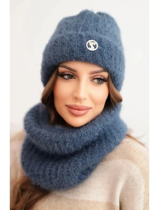 Dámská souprava čepice a zimní huňatý nákrčník s ozdobným emblémem jeansový kolor
