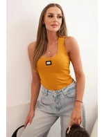 Dámská pruhovaná top na ramínkách s ozdobnou nášivkou hořčicová