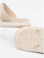 Pohodlné nazouváky dámské Jasnobeżowy na plochém podpatku Pohodlné nazouváky dámské Jasnobeżowy na plochém podpatku