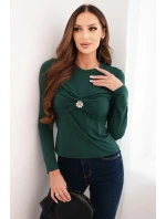 Dámská blůza z viskózy přiléhavá s nařasením a broží tmavě zelená