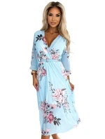 448-3 YUNA Plisované midi šaty s výstřihem a páskem - ROSES na modrém pozadí