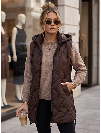 Dlouhá dámská prošívaná vesta s kapucí, čokoládová, FashionStreet TY6014 Dlouhá dámská prošívaná vesta s kapucí, čokoládová, FashionStreet TY6014