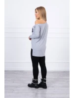 Halenka s potiskem a delšími zády šedá Halenka s potiskem a delšími zády šedá