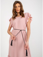 Světle růžové šaty s volánem a spleteným páskem