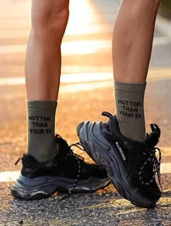 Dámské ponožky s nápisem Hotter Than Your Ex olivové