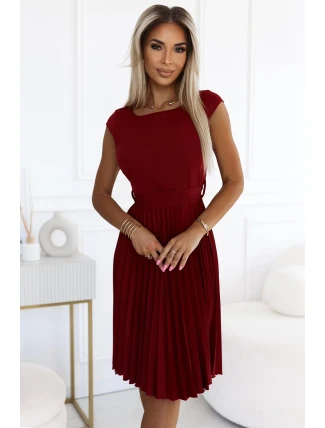 311-15 LILA Plisované šaty s krátkými rukávy a páskem - Bordeaux 311-15 LILA Plisované šaty s krátkými rukávy a páskem - Bordeaux