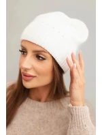 Dámská zimní čepice s vlnou a jemnou výzdobou bílá