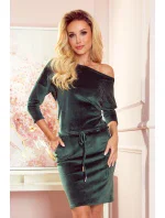 Dámské sportovní velurové šaty v lahvově zelené barvě se zavazováním a kapsičkami 13-134 Dámské sportovní velurové šaty v lahvově zelené barvě se zavazováním a kapsičkami 13-134