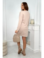 Šaty s kapsami a výstřihem do V béžový Šaty s kapsami a výstřihem do V béžový